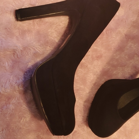Suede high heels NWOT - Picture 2 of 3